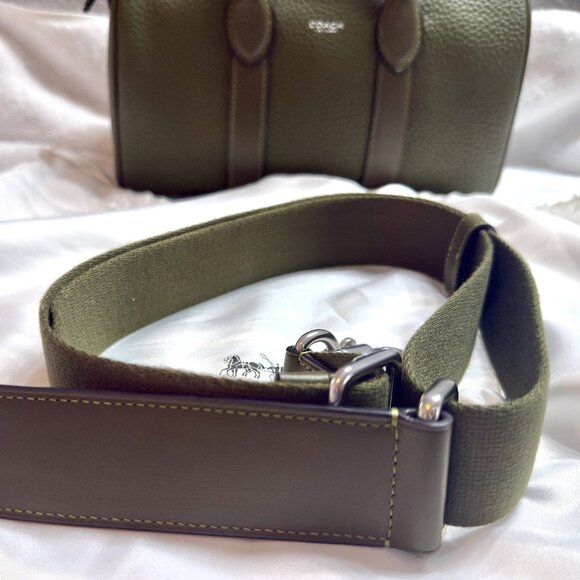 Coach Compass 25 in olive. Like new. Rare color.  No longer available. - Picture 3 of 16